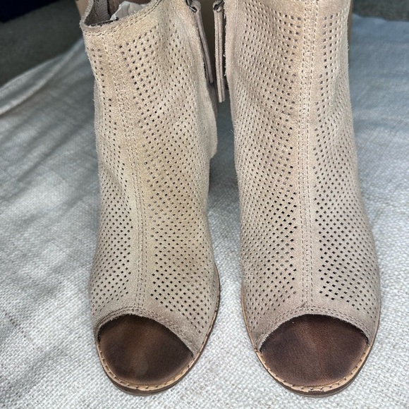 TOMS Majorca Peep Toe Bootie (Stucco Suede Perforated) block heel - Picture 11 of 16